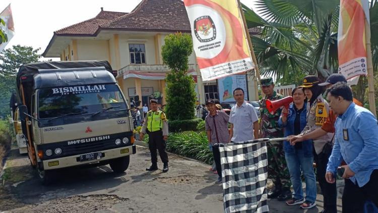 Pemberangkatan distribusi logistik coblosan Pilgub Jatim 2018 di kantor KPU Kota Batu, Selasa (26/6). (Aziz Ramadani/MVoice)