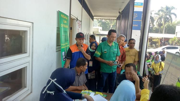 Pemeriksaan kesehatan oleh Dinkes Kota Malang kepada para sopir. (Lisdya Shelly)