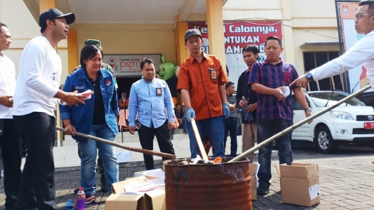 Pemusnahan surat suara Pilgub Jatim 2018 yang dikategorikan rusak dengan cara dibakar di Kantor KPU Kota Batu, Selasa (26/6). (Aziz Ramadani/ MVoice)