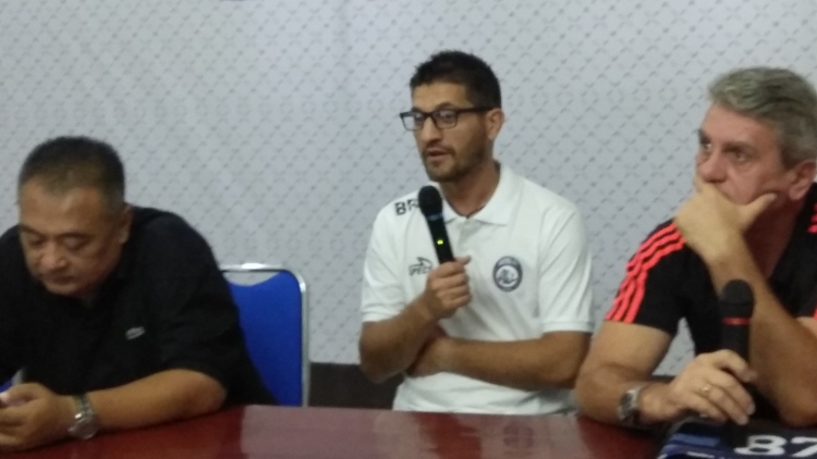 Sesi konferensi pers pelatih kiper baru Arema FC. (deny rahmawan)