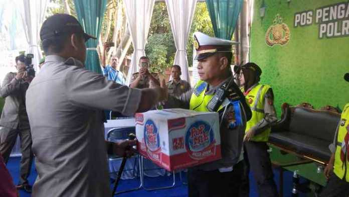 Kapolres Malang Kota AKBP Asfuri mengecek anggota pospam dan memberikan bingkisan. (deny rahmawan)