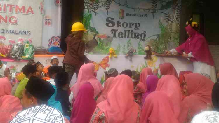 Puluhan Anak Yatim Piatu saat mendengarkan Story Telling tentang profesi pekerjaan. (Toski D)