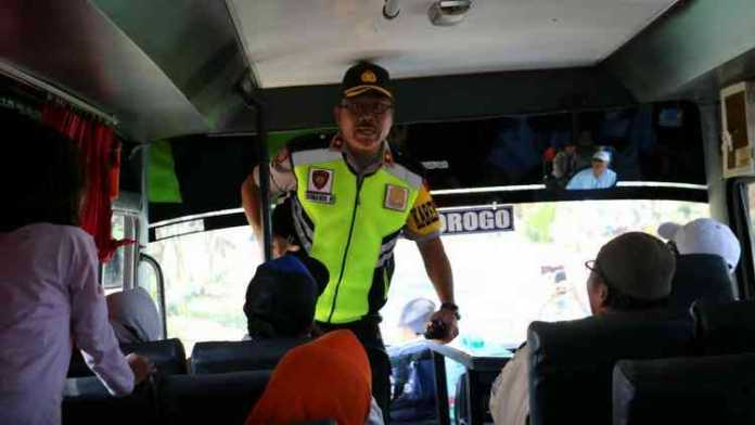 Kabag Ops Polres Malang Kompol Sunardi Riyono saat merazia bus angkutan umum di Jalur Lingkar Barat (Jalibar) Kepanjen. (Humas/Toski D)