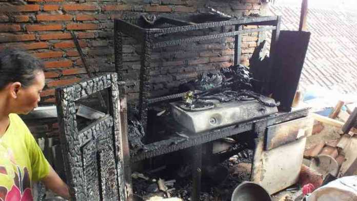 Dapur rumah milik Sarkun warga Desa Giripurno Bumiaji, Kota Batu, yang terbakar, Sabtu, (2/6). (BPBD Kota Batu)