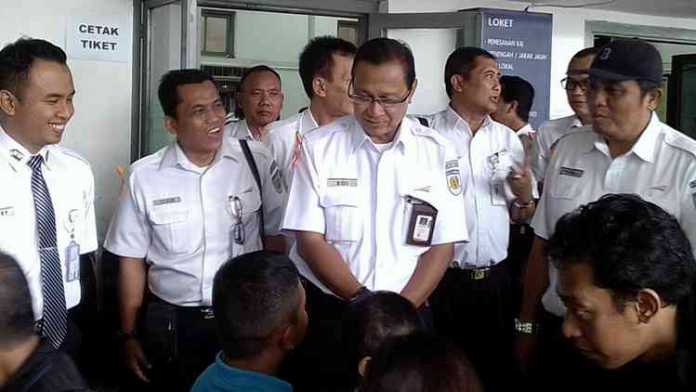 Dirut KAI, Edi Sukmoro saat meninjau penumpang di Stasiun Kota Baru Malang. (Lisdya Shelly)