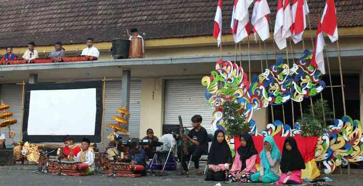 Gabungan seniman Kota Batu menggelar peringatan Hari Lahir Pancasila di halaman Gedung Kesenian Mbatuaji, Jumat (1/6). (Aziz Ramadani/MVoice)