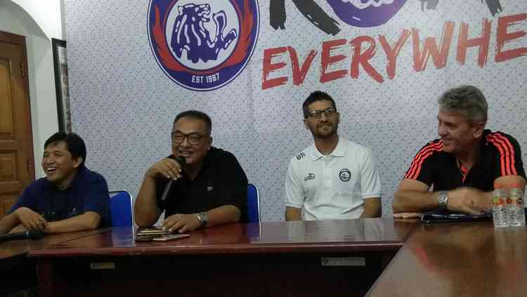 General Manager Arema FC, Ruddy Widodo saat memperkenalkan pelatih kiper. (deny rahmawan)