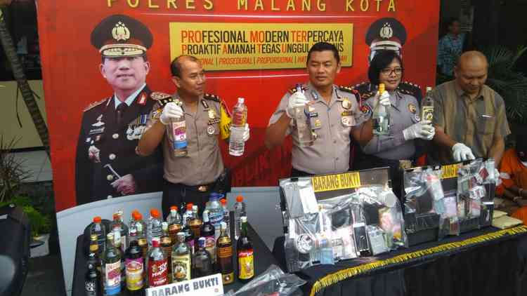 Kapolres Malang Kota AKBP Asfuri menunjukkan barang bukti miras hasil razia. (deny rahmawan)