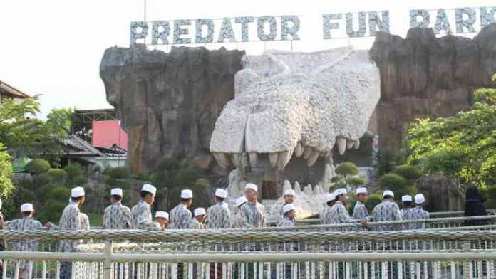 Ratusan anak panti asuhan dan pondok pesantren Kota Batu ngabuburit tour di Predator Fun Park, Jumat (1/6). (Aziz Ramadani/MVoice)