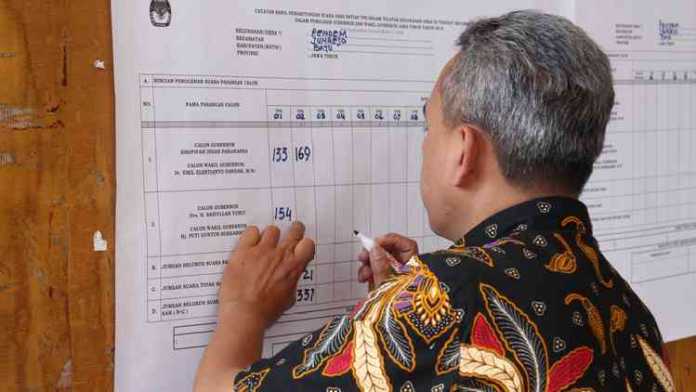 Proses rekapitulasi hasil Pilgub Jatim 2018 di Kecamatan Junrejo, Kamis (28/6). (Aziz Ramadani/ MVoice)