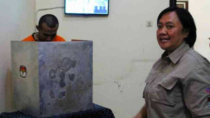 Ketua KPU Kota Batu Rochani saat proses pelayanan coblosan di tahanan Polres Batu, Rabu (27/6). (Aziz Ramadani/MVoice)