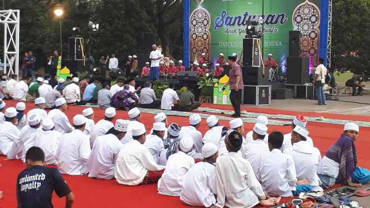 Santunan yang digelar Kodim 0833/Kota Malang bersinergi dengan komunitas lintas Malang Raya, 5 Juni lalu di Lapangan Rampal. (istimewa)