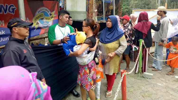 Paguyuban Gnaro Ngalam-Jakarta menggelar Pasar Sembako Murah di Eco Wisata Coban Kethak, Kasembon, Kabupaten Malang, Selasa (5/6). (Aziz Ramadani/MVoice)