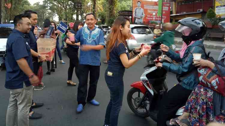Suasana berbagi takjil BM PAN Kota Malang. (Muhammad Choirul)
