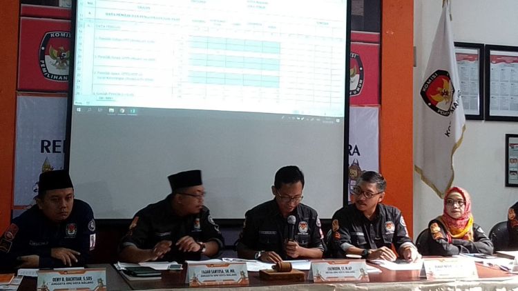 Anggota komisioner KPU Kota Malang saat memimpin rapat pleno perhitungan surat suara. (Lisdya Shelly)