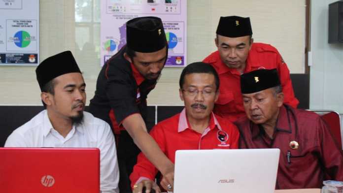 DPC PDI Perjuangan Kota Batu saat verifikasi berkas pendaftaran Pileg 2019 di kantor KPU Kota Batu, Selasa (17/7). (Aziz Ramadani/MVoice)