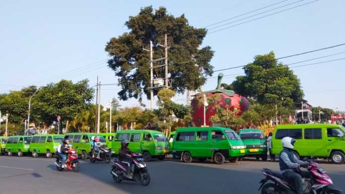 Puluhan angkutan umum jurusan Batu-Songgoriti tutup akses Jalan Sudiro-Gajah Mada Alun-alun Kota Batu, Kamis (26/7). (Aziz Ramadani/MVoice)