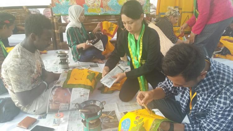 Puluhan Mahasiswa Asing Ikut Membatik di Kampung Budaya Polowijen