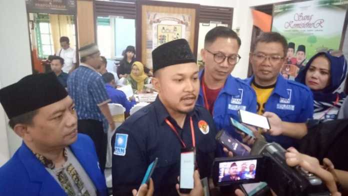 PAN usai menyerahkan berkas ke KPU Kota Malang, kemarin Selasa (17/7). (Lisdya)