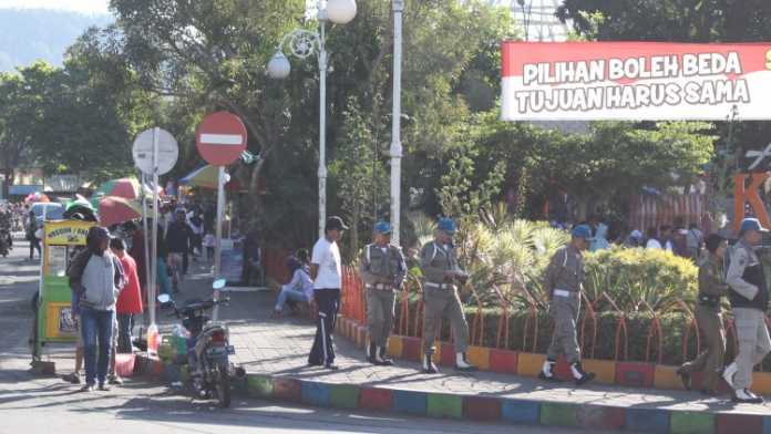 Petugas Satpol PP sosialisasikan rencana penertiban PKL di area Alun-alun Kota Batu, Kamis (5/7). (Aziz Ramadani/MVoice)