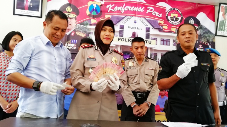 Waka Polres Batu Kompol Nurmala gelar perkara kasus polisi gadungan, Kamis (26/7). (Aziz Ramadani/MVoice)