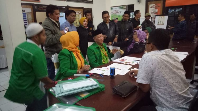 Wakil Ketua PPP kota Malang, Syamsul Huda saat konsultasi dengan komisioner KPU Kota Malang.