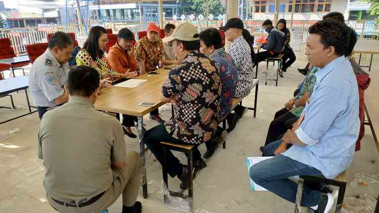 Wakil Wali Kota Batu Punjul Santoso dan pejabat OPD terkait rapat kordinasi penataan PKL di food court Alun-alun Kota Batu, Kamia (19/7). (Istimewa)