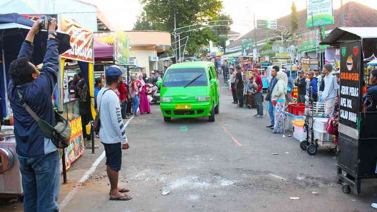 Angkutan umum menjajal Jalan Kartini usai PKL ditata ulang bersama Dishub, Kamis sore (26/7). (Aziz Ramadani/MVoice)