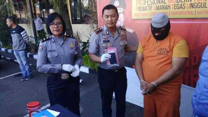 Kapolres Malang Kota AKBP Asfuri bersama pelaku jambret. (deny rahmawan)