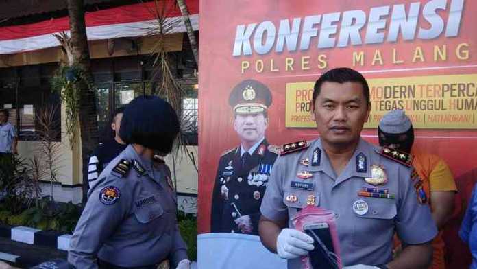 Kapolres Malang Kota AKBP Asfuri saat gelar kasus. (deny rahmawan)