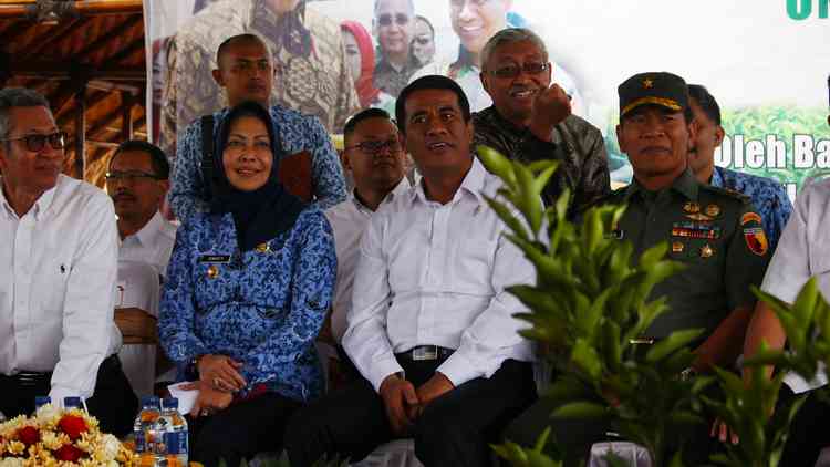 Wali Kota Batu Dewanti Rumpoko saat bersama Menteri Pertanian Andi Amran Sulaiman. (Aziz Ramadani/MVoice)
