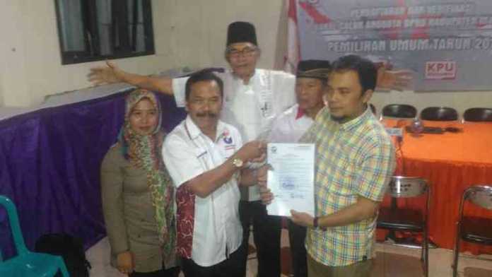 Pengurus DPD Perindo saat menyerahkan ke KPU Kabupaten Malang. (Toski D)
