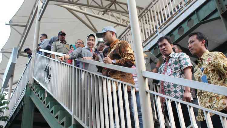 Wali Kota Batu Dewanti Rumpoko meninjau bangunan food court di parkiran GOR Ganesha Kota Batu, Selasa (10/7). (Aziz Ramadani/MVoice)
