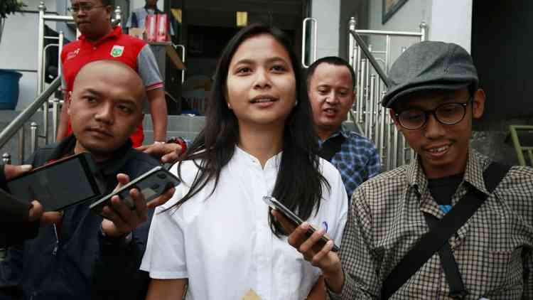 Ganis Rumpoko saat mengambil surat keterangan bebas narkotika di BNN Kota Batu, Jumat (13/7). (Aziz Ramadani/MVoice)