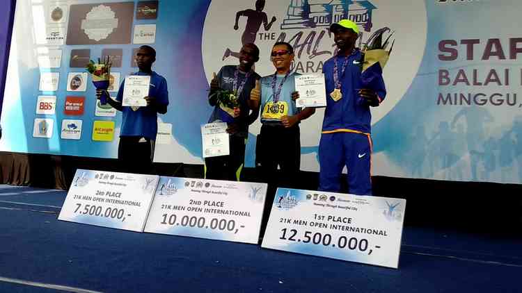 Penyerahan hadiah kepada para pemenang The Malang Marathon. (Lisdya)