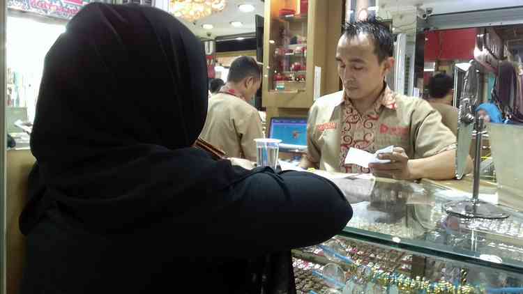 Jual beli Emas perhiasan di salah satu toko emas Pasar Besar Malang. (Lisdya Shelly)