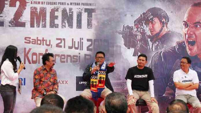 Brigjen Pol Krishna Murti mengenakan syal Arema di Lippo Plaza Batu, Sabtu (21/7). (Aziz Ramadani/MVoice)