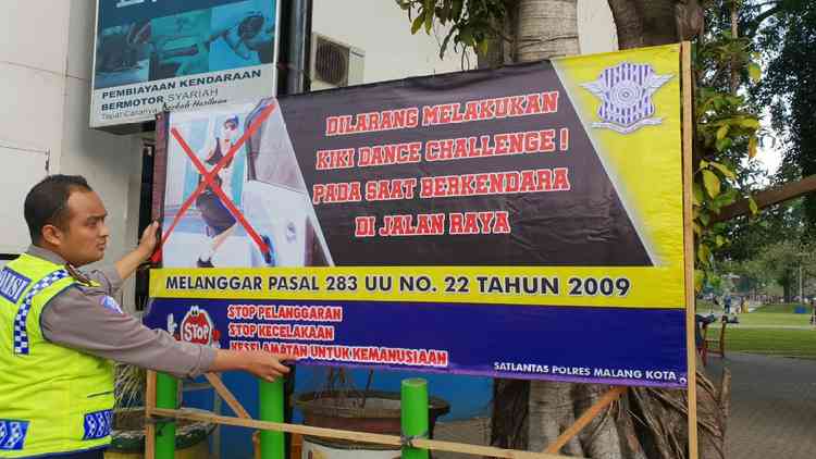 Pemasangan imbauan dilarang Keke Challenge di Polres Malang Kota. (istimewa)