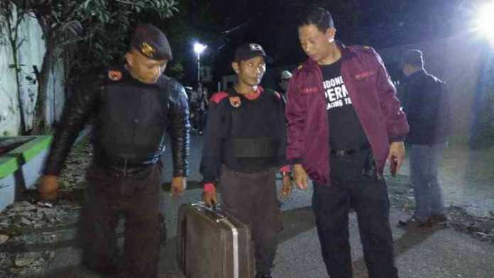 Kapolsek Sukun, Kompol Anang Tri Hananta membawa koper tanpa tuan. (deny rahmawan)