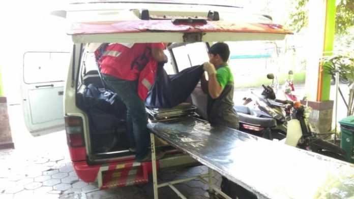 Petugas PMI Kabupaten Malang saat mengevakuasi korban ke KM RSSA Malang. (PMI/Toski D)