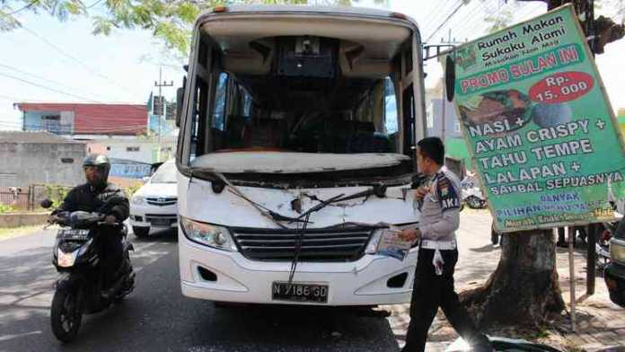 Bus nopol N 7186 GD alami kecelakaan di Jalan Ir Soekarno Beji Kota Batu, Kamis (5/7). (Aziz Ramadani/MVoice)