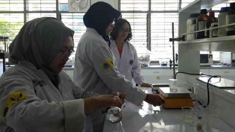 Mahasiswa melakukan proses pembuatan di lab. (Anja a)