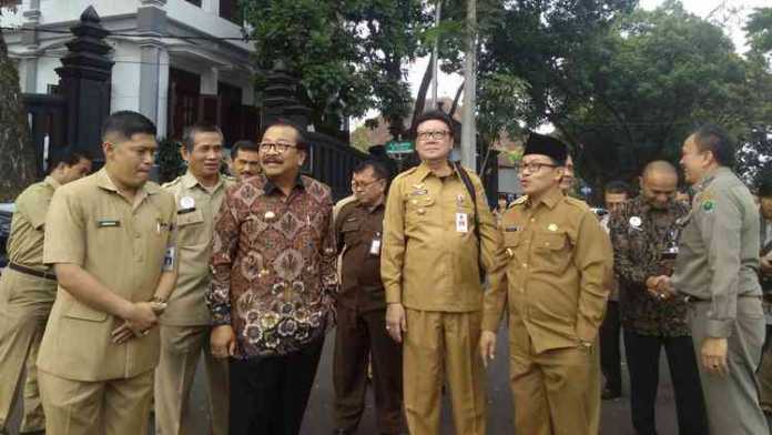 Menteri Dalam Negeri dan Gubernur Jatim mengunjungi kanto Balai Kota Malang. (istimewa)