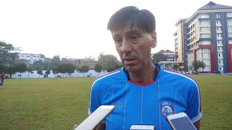 Pelatih Arema FC, Milan Petrovic. (deny rahmawan)