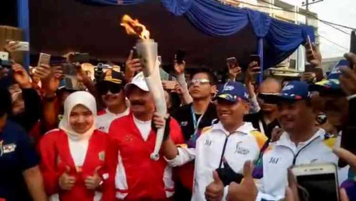Dandim 0833/Kota Malang Letkol Inf Nurul Yakin membawa obor Asian Games 2018. (Mvoice)