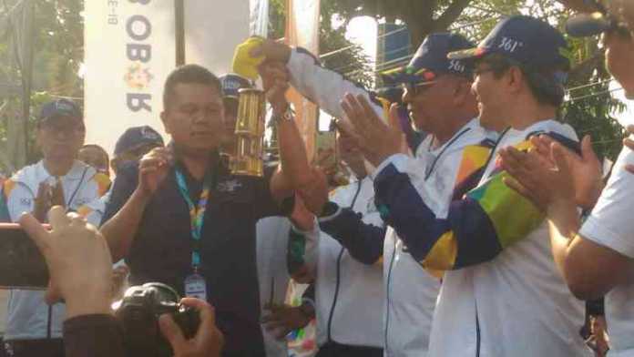 Bupati Malang saat menerima Obor Asian Games 2018. (Toski D)