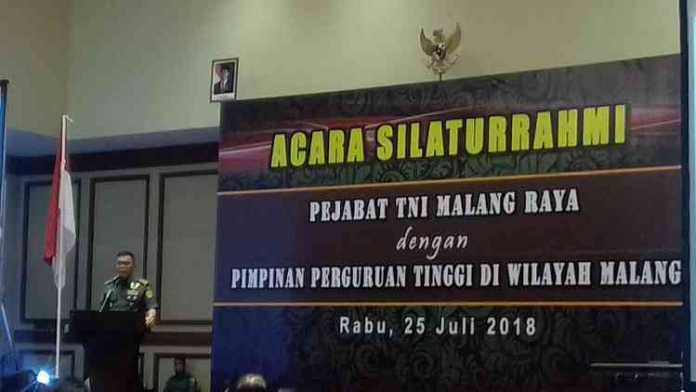 Pangdivid 2 Kostrad Singosari, Mayjen TNI Marga Taufiq saat memberi sambutan dalam acara silaturahmi pejabat TNI dengan pemimpin perguruan tinggi se Malang Raya, di Ijen Suites Hotel. (Lisdya)