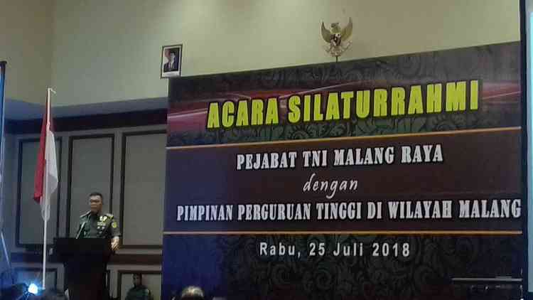 Pangdivid 2 Kostrad Singosari, Mayjen TNI Marga Taufiq saat memberi sambutan dalam acara silaturahmi pejabat TNI dengan pemimpin perguruan tinggi se Malang Raya, di Ijen Suites Hotel. (Lisdya)
