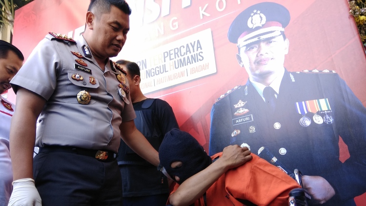 Kapolres Malang Kota AKBP Asfuri bersama pelaku. (deny rahmawan)