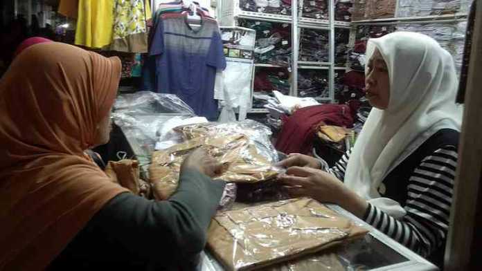 Penjualan seragam sekolah di salah satu toko Pasar Besar Malang. (Lisdya Shelly)